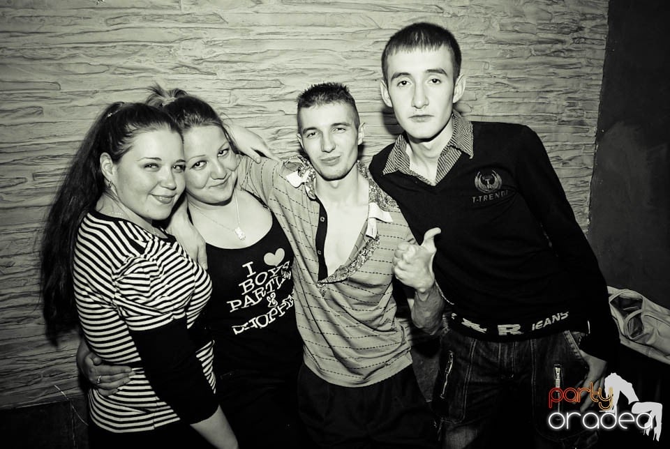 Sâmbătă noaptea în Club Downtown,