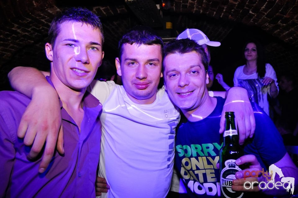 Sâmbătă noaptea în Club Escape,