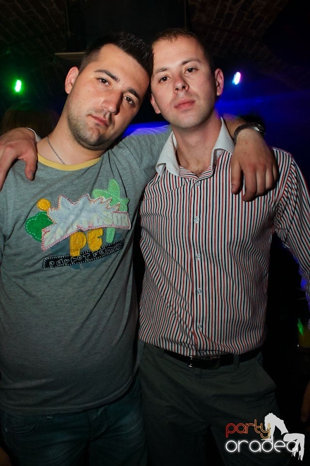 Sâmbătă noaptea în Club Escape,