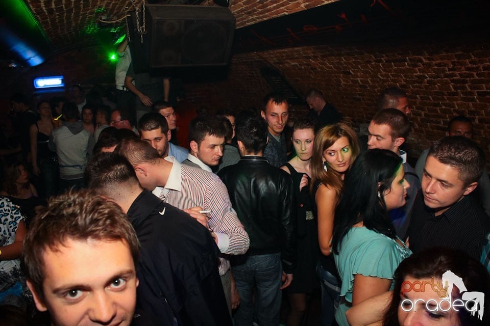 Sâmbătă noaptea în Club Escape,