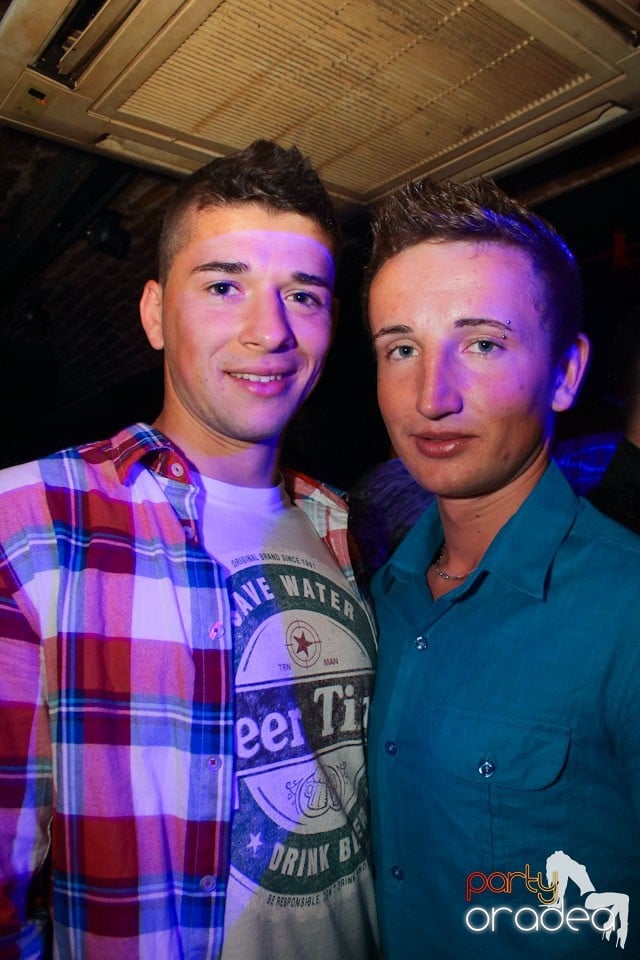 Sâmbătă noaptea în Club Escape,