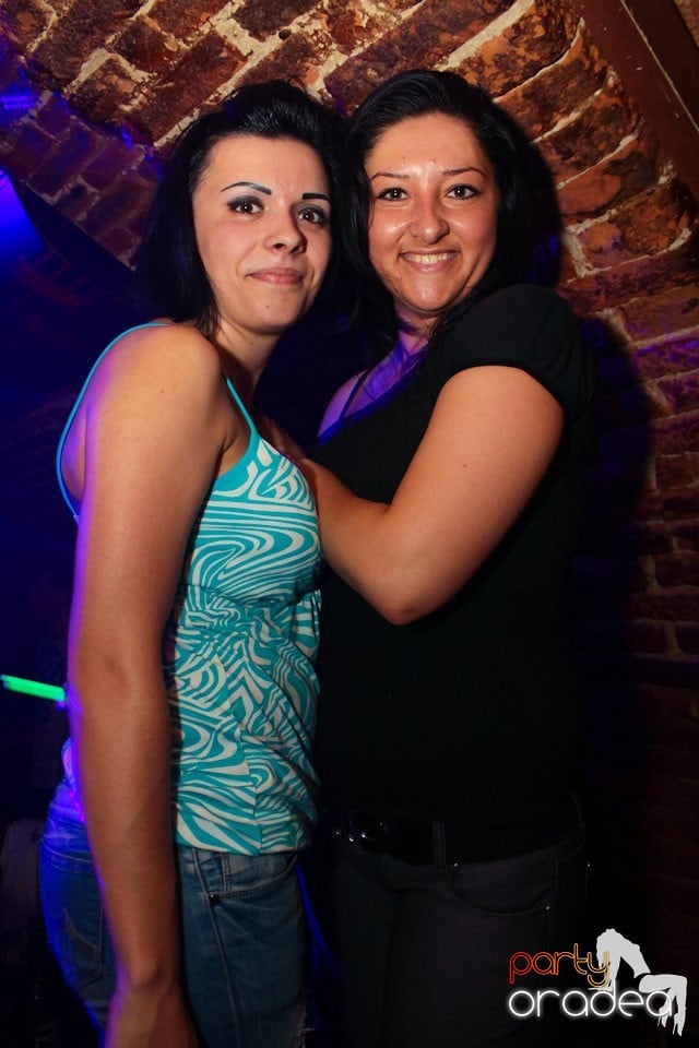 Sâmbătă noaptea în Club Escape,