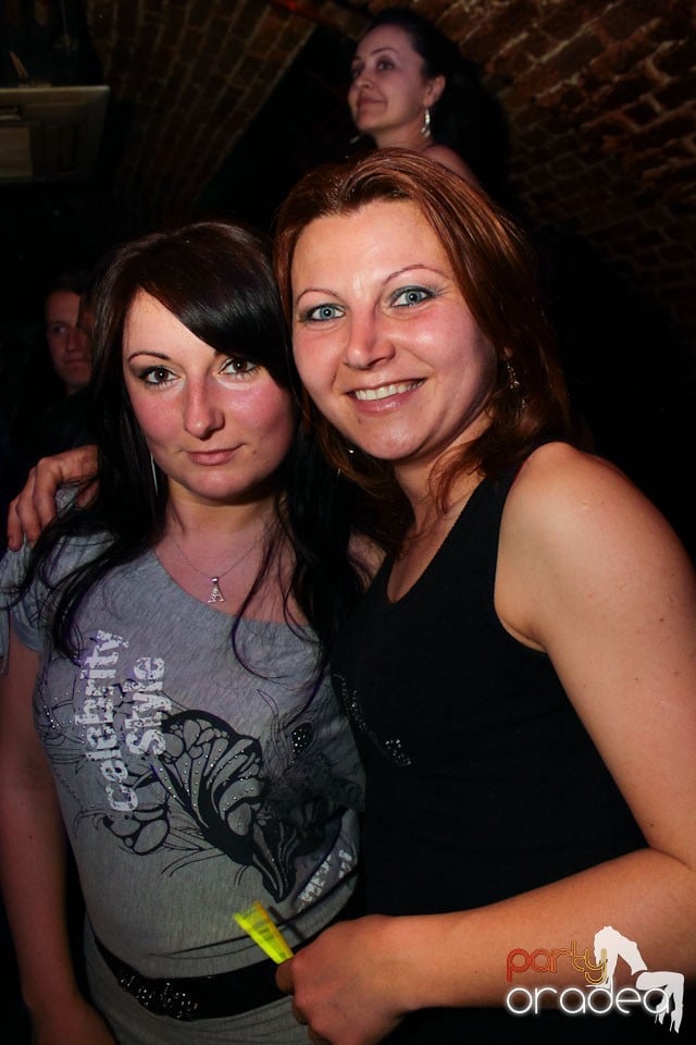 Sâmbătă noaptea în Club Escape,