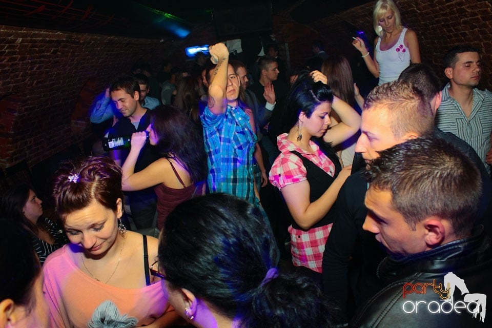 Sâmbătă noaptea în Club Escape,