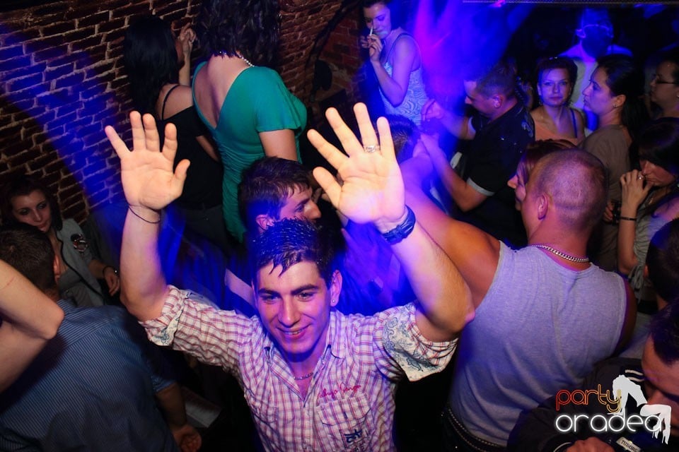 Sâmbătă noaptea în Club Escape,