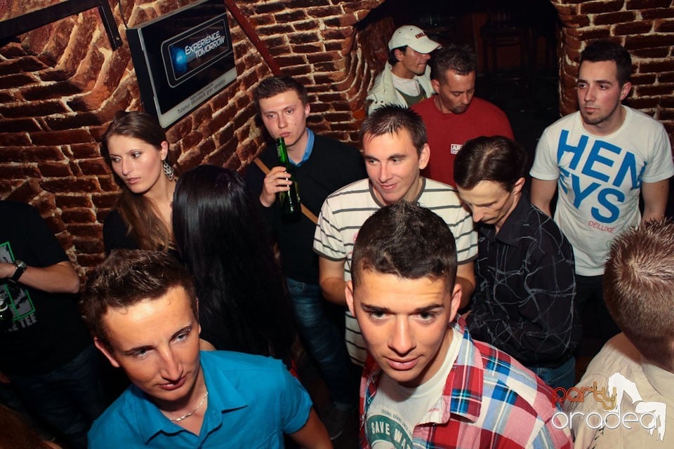 Sâmbătă noaptea în Club Escape,