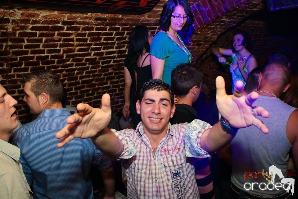 Sâmbătă noaptea în Club Escape,