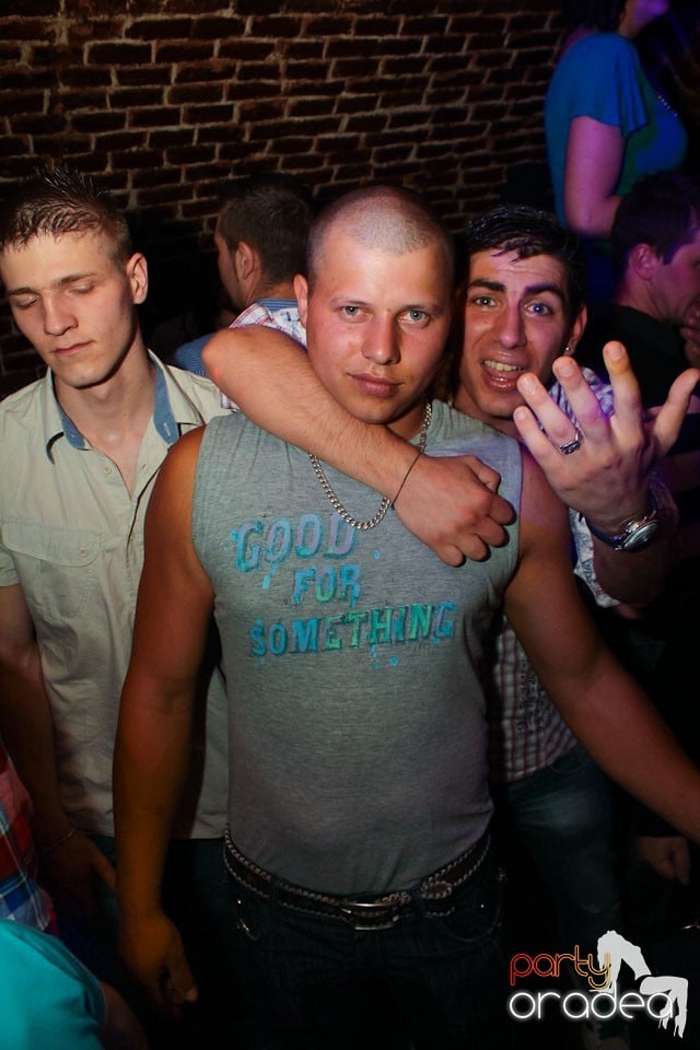 Sâmbătă noaptea în Club Escape,