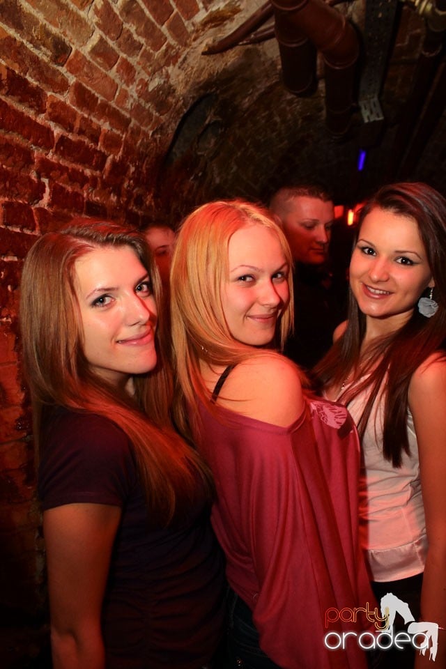 Sâmbătă noaptea în Club Escape,