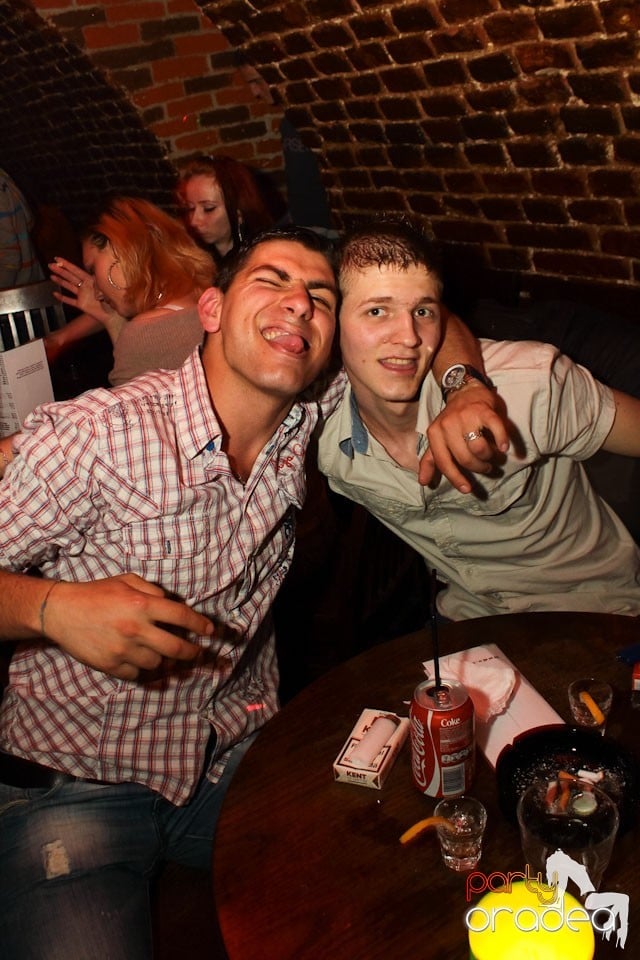 Sâmbătă noaptea în Club Escape,