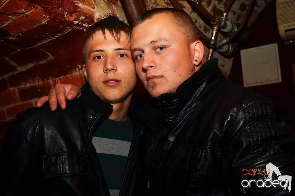 Sâmbătă noaptea în Club Escape,