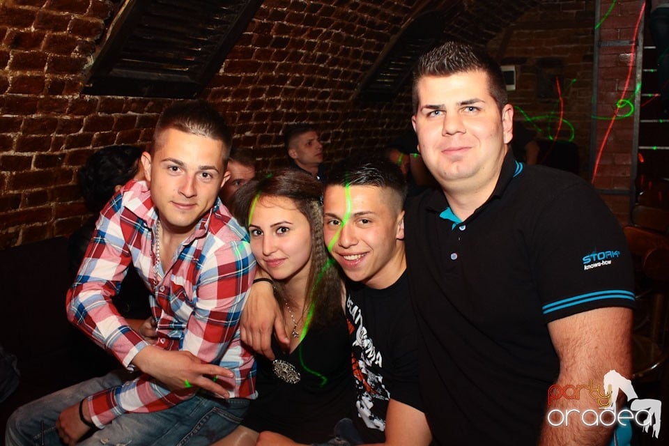 Sâmbătă noaptea în Club Escape,