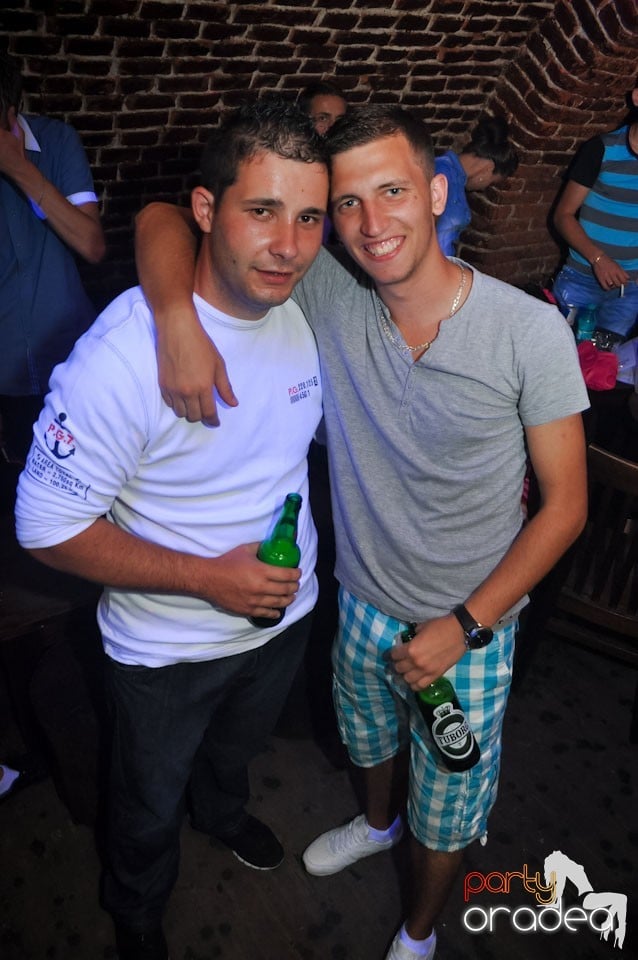 Sâmbătă noaptea în Club Escape,