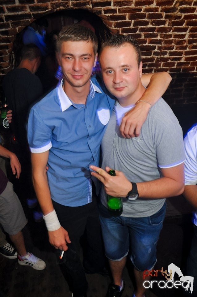 Sâmbătă noaptea în Club Escape,