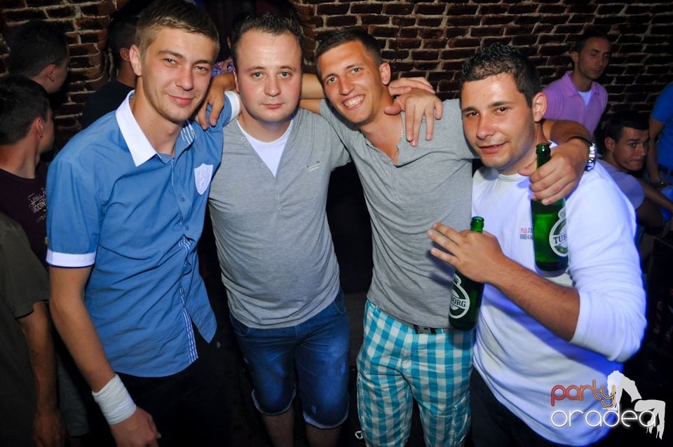 Sâmbătă noaptea în Club Escape,