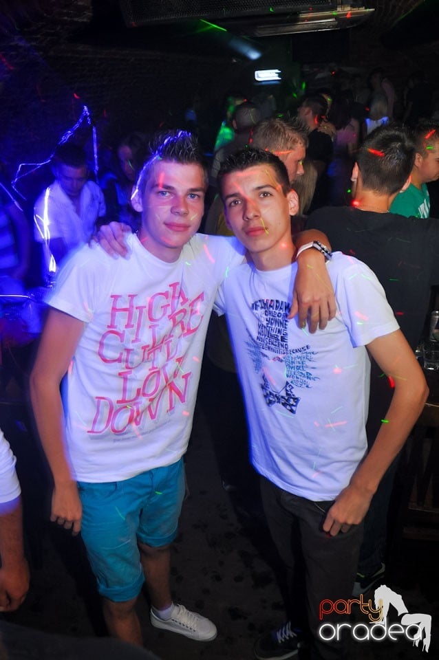 Sâmbătă noaptea în Club Escape,