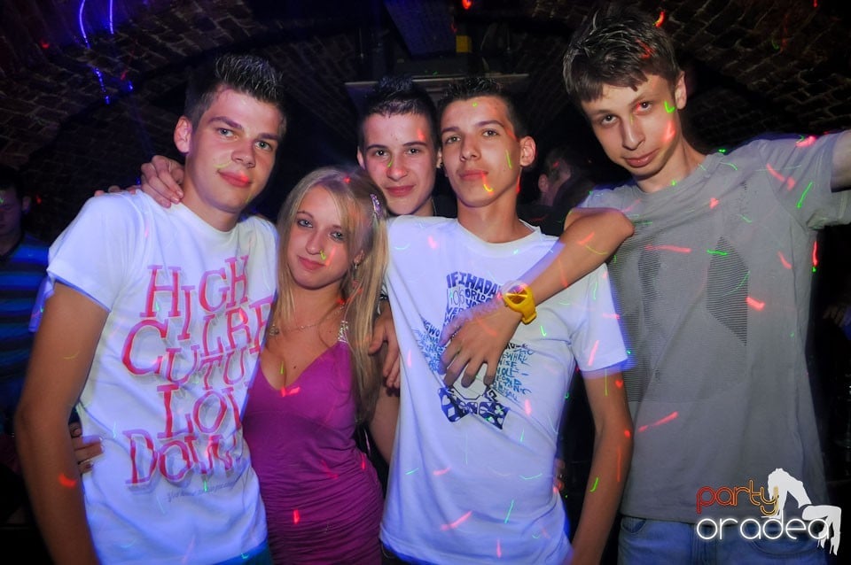 Sâmbătă noaptea în Club Escape,