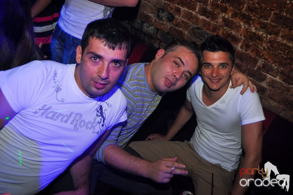 Sâmbătă noaptea în Club Escape,