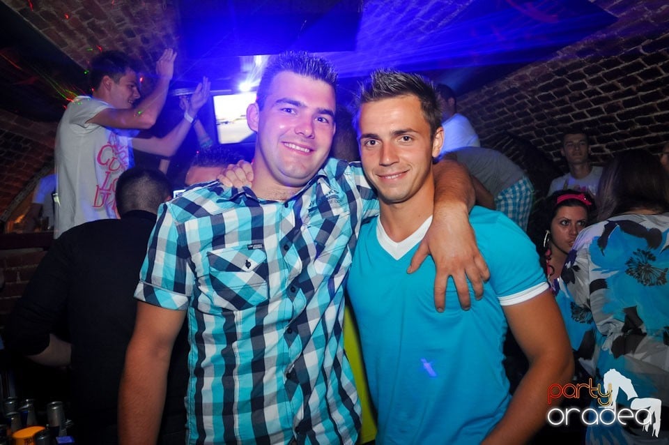 Sâmbătă noaptea în Club Escape,