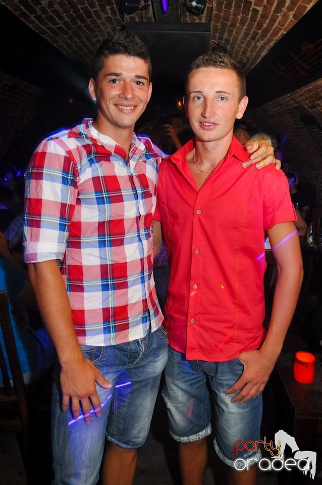 Sâmbătă noaptea în Club Escape,