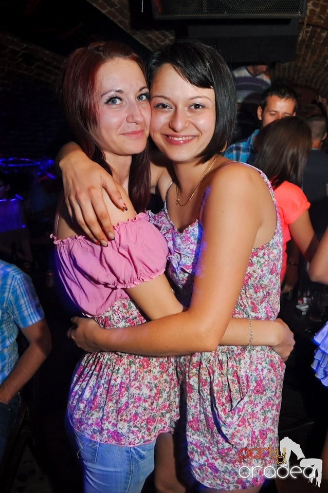 Sâmbătă noaptea în Club Escape,