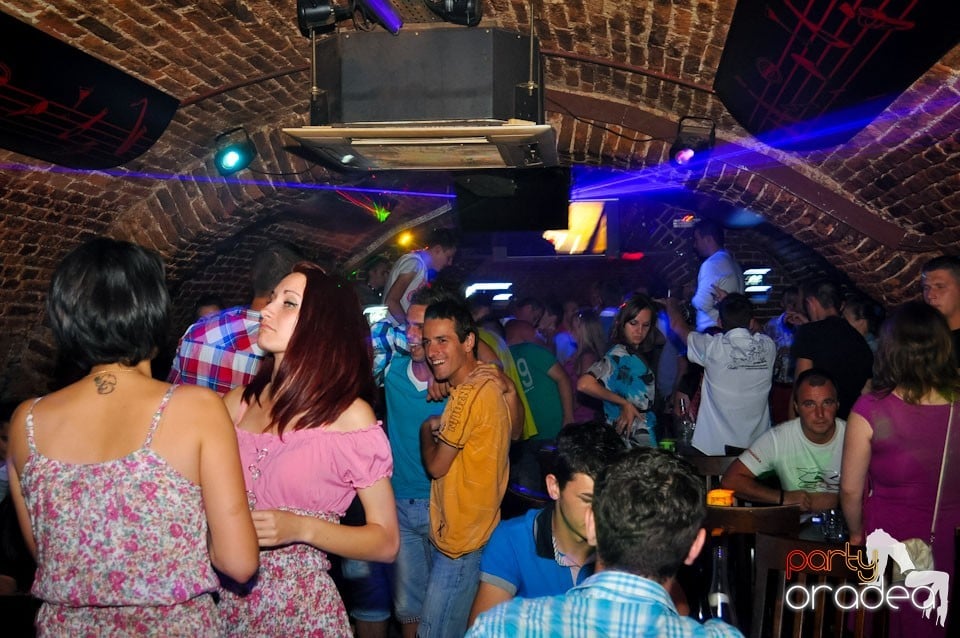 Sâmbătă noaptea în Club Escape,
