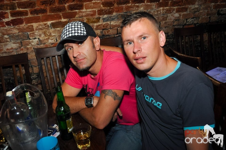 Sâmbătă noaptea în Club Escape,