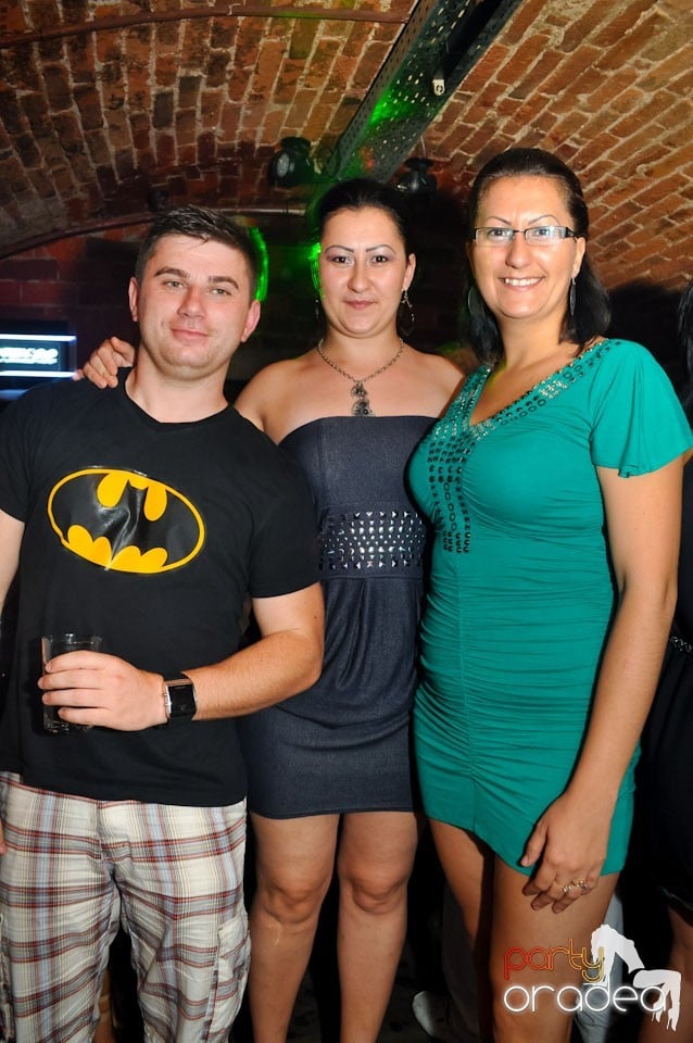 Sâmbătă noaptea în Club Escape,