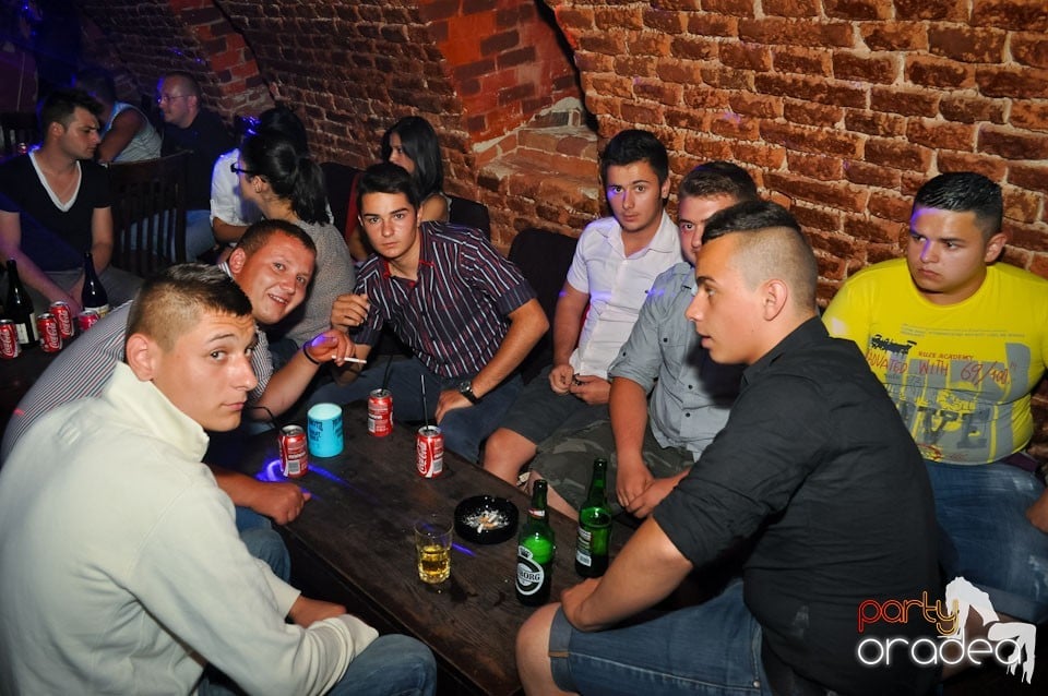 Sâmbătă noaptea în Club Escape,