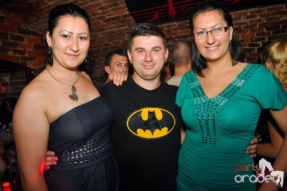 Sâmbătă noaptea în Club Escape,