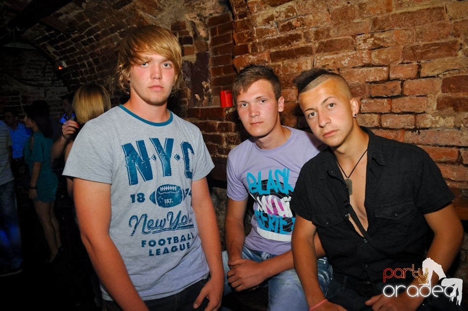 Sâmbătă noaptea în Club Escape,