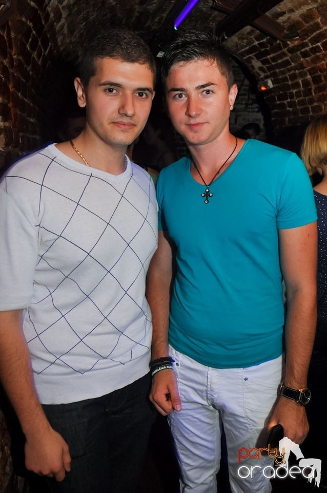 Sâmbătă noaptea în Club Escape,
