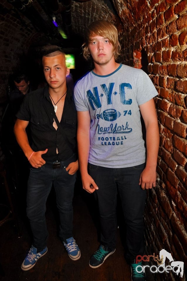 Sâmbătă noaptea în Club Escape,