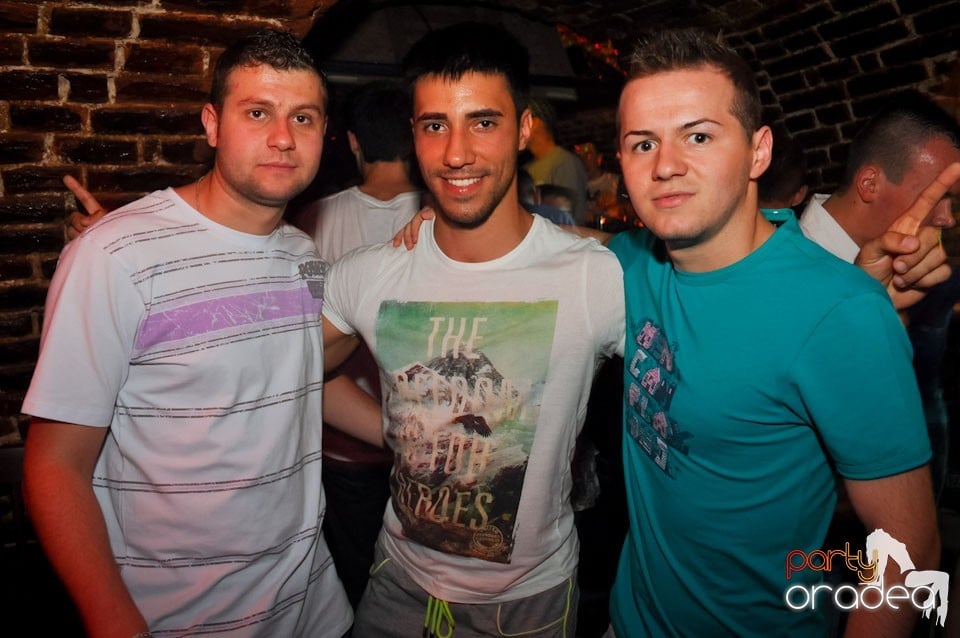 Sâmbătă noaptea în Club Escape,