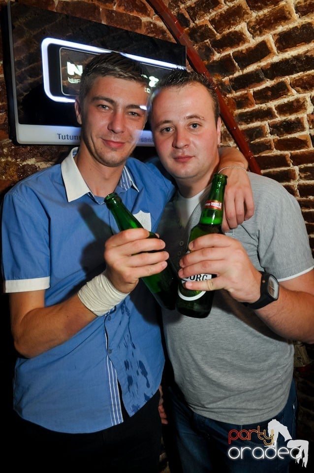 Sâmbătă noaptea în Club Escape,
