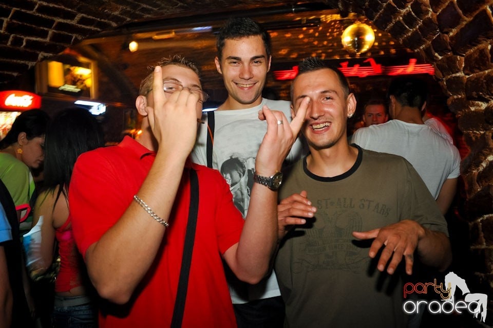 Sâmbătă noaptea în Club Escape,