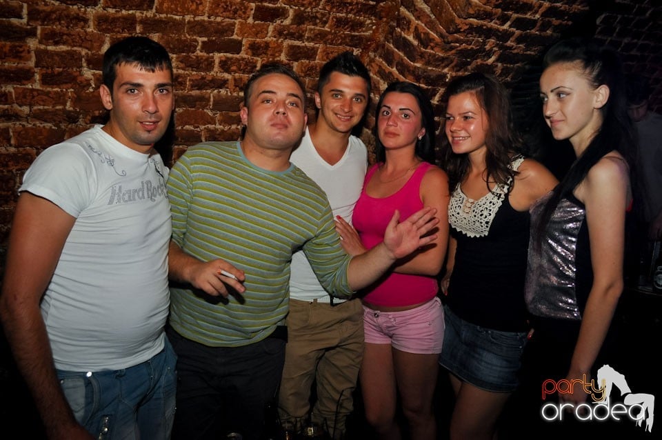 Sâmbătă noaptea în Club Escape,