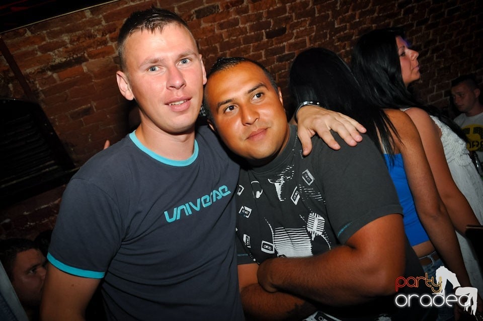 Sâmbătă noaptea în Club Escape,