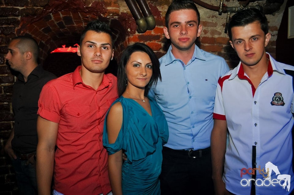 Sâmbătă noaptea în Club Escape,
