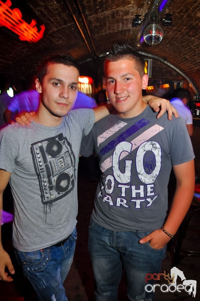 Sâmbătă noaptea în Club Escape,