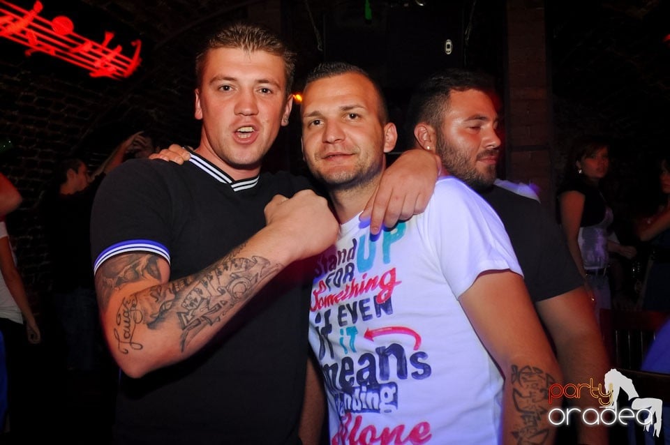Sâmbătă noaptea în Club Escape,