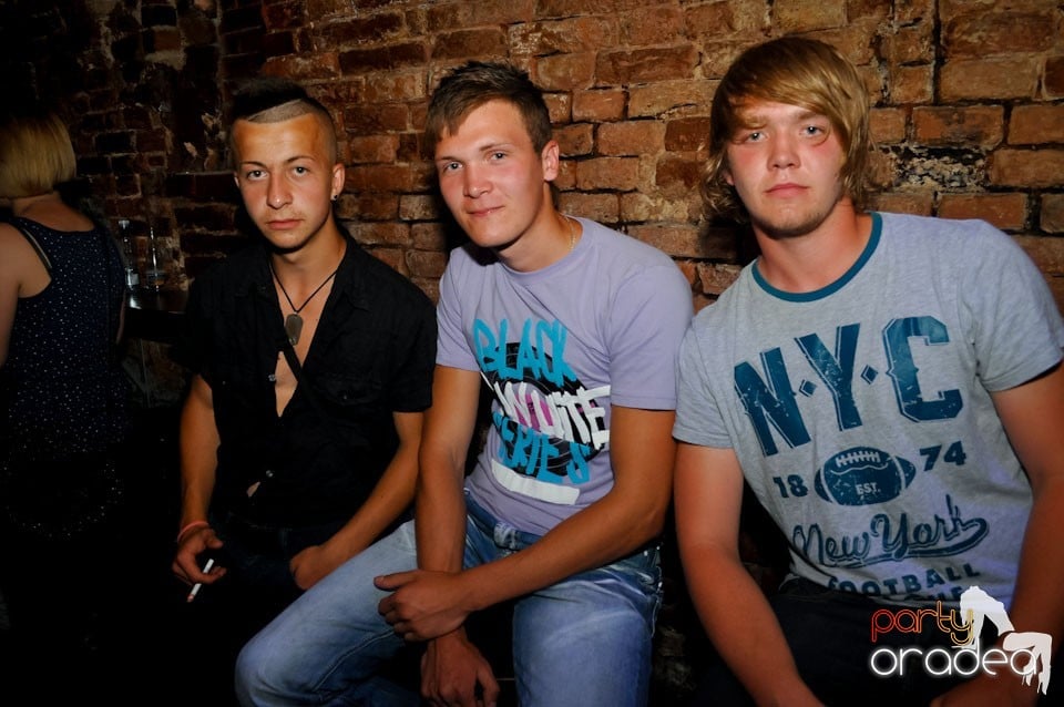 Sâmbătă noaptea în Club Escape,