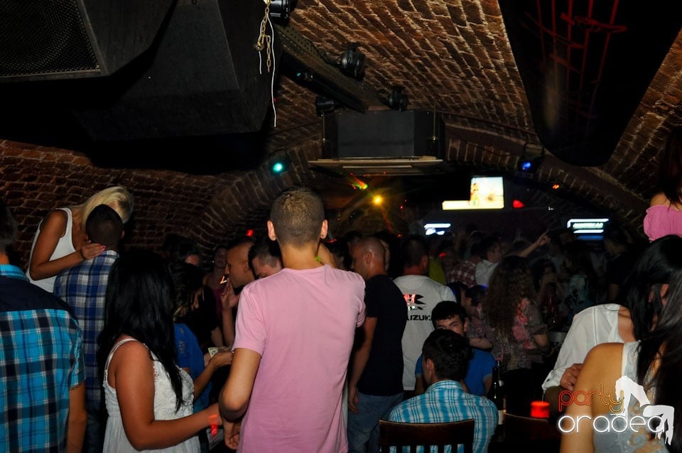 Sâmbătă noaptea în Club Escape,