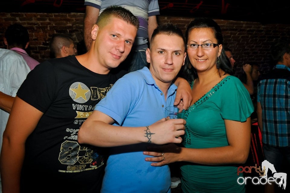 Sâmbătă noaptea în Club Escape,