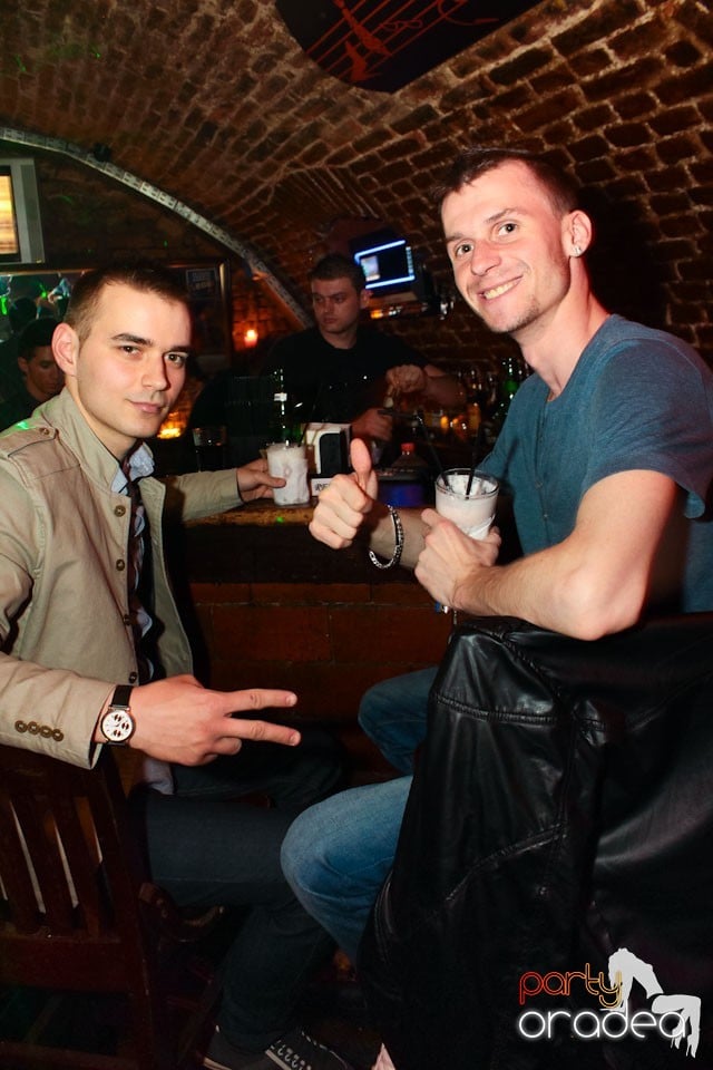Sâmbătă noaptea în Club Escape,