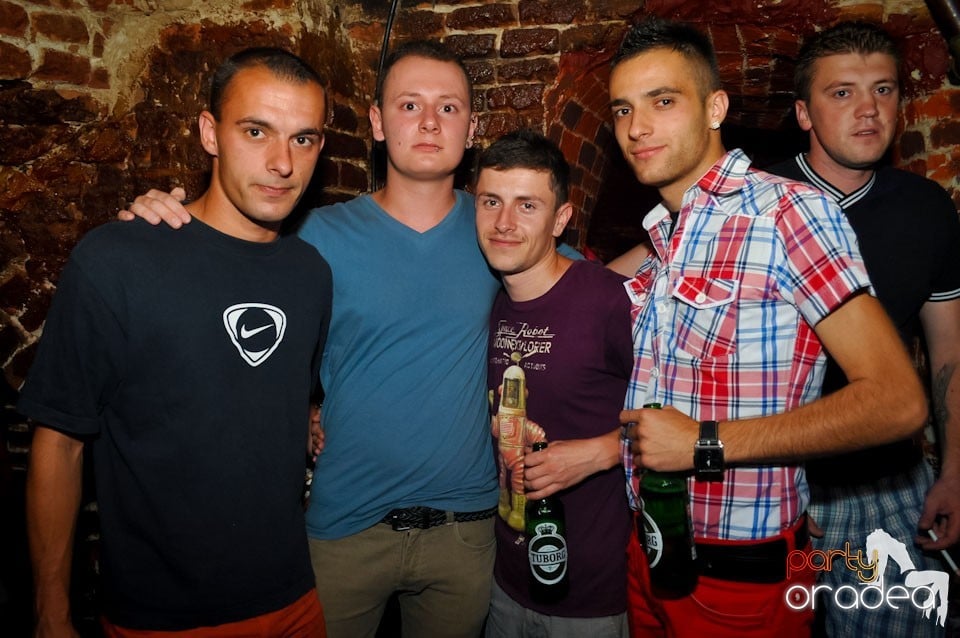 Sâmbătă noaptea în Club Escape,