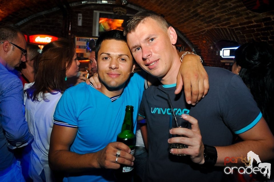Sâmbătă noaptea în Club Escape,