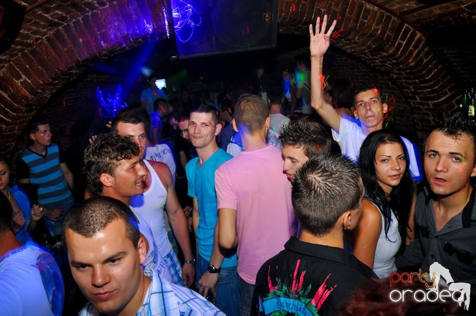 Sâmbătă noaptea în Club Escape,