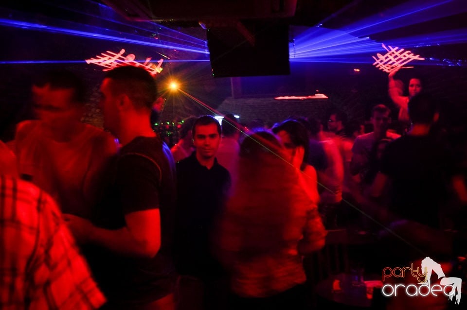 Sâmbătă noaptea în Club Escape,