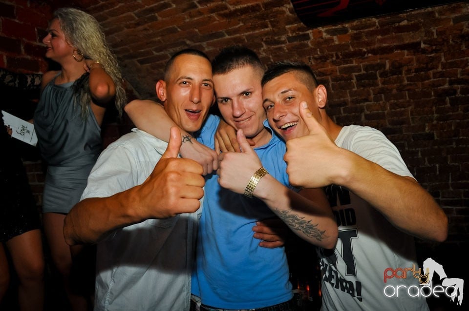 Sâmbătă noaptea în Club Escape,